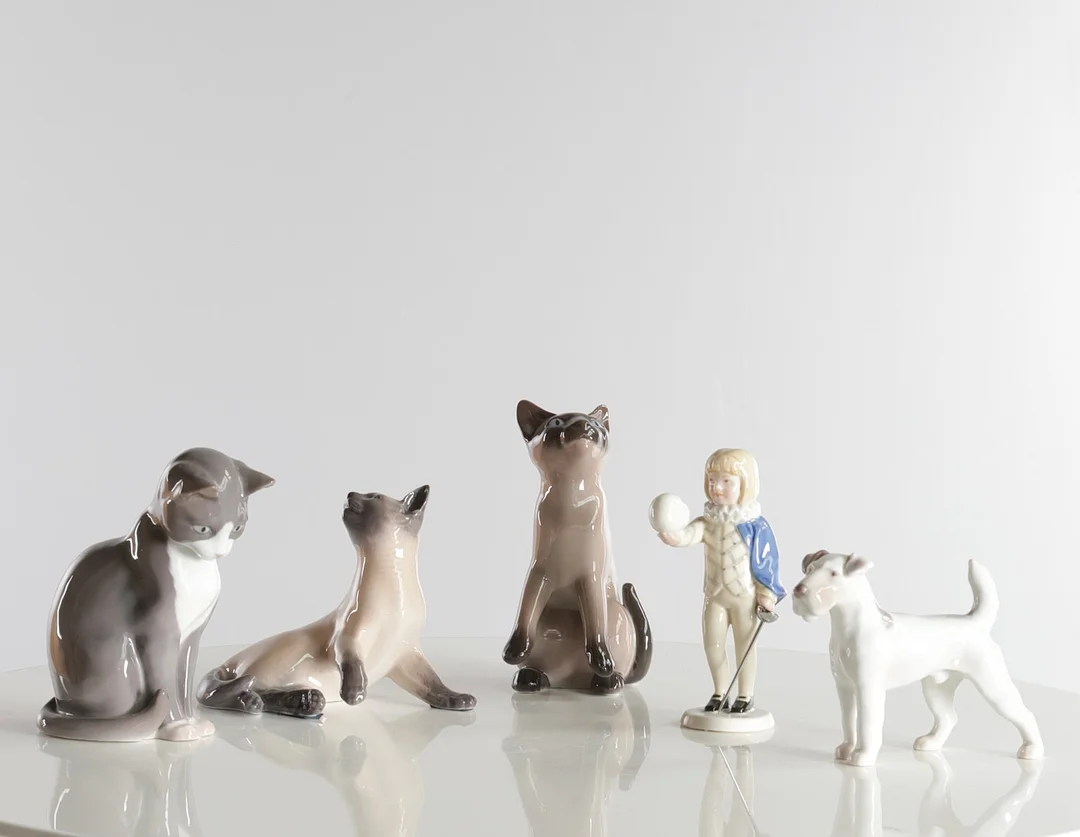 BING & GRØNDAHL / ROYAL COPENHAGEN. En samling porcelænsfigurer, København, Danmark. 1. sort. (5). — European — Woxholt Auktionshus