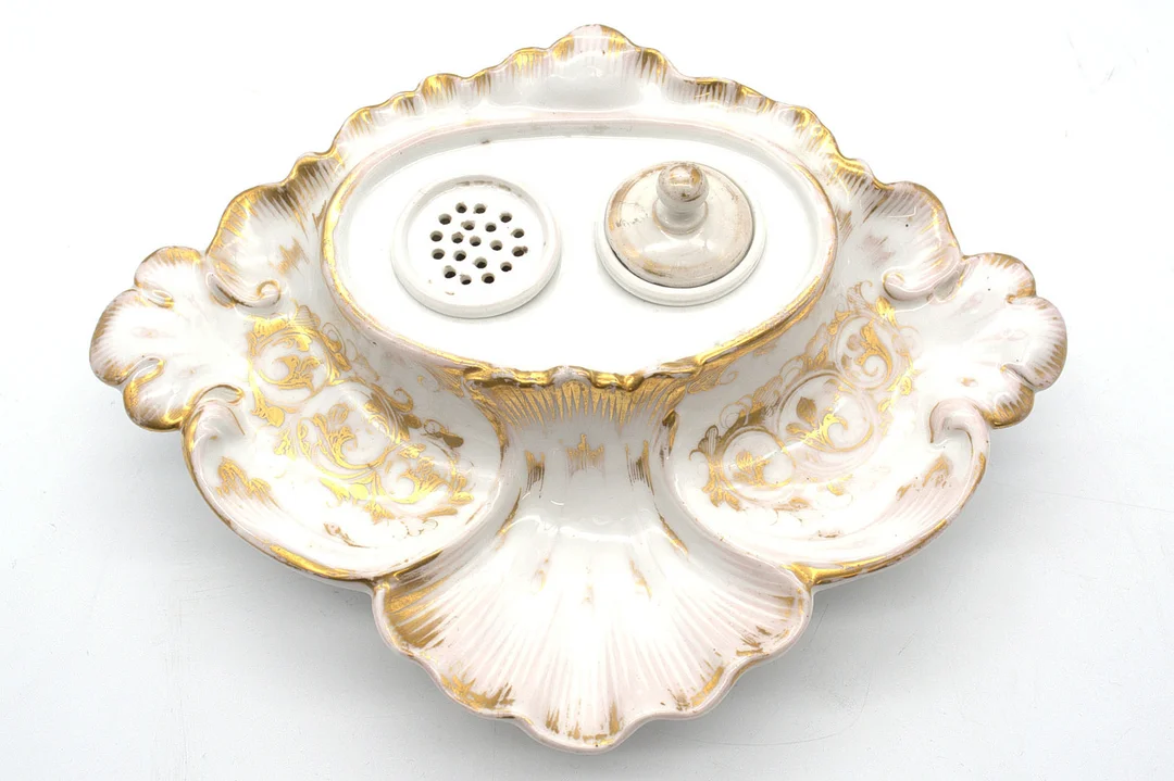 ANTIKES PORZELLAN TINTENFASS-SET MIT GOLDDETAILS FRANKREICH 19. JAHRHUNDERT MIT ORIGNAL EINSÄTZEN. — European — Kunst- und Auktionshaus Kleinhenz