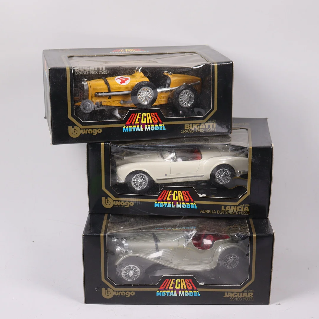 MODELLBILAR, Bburago, 1935 Bugatti Grand-Prix, 1955 Lancia Aurelia B24 Spider samt 1937 Jaguar SS100, skala 1:18, 3 st. — Model cars — Markus Auktioner