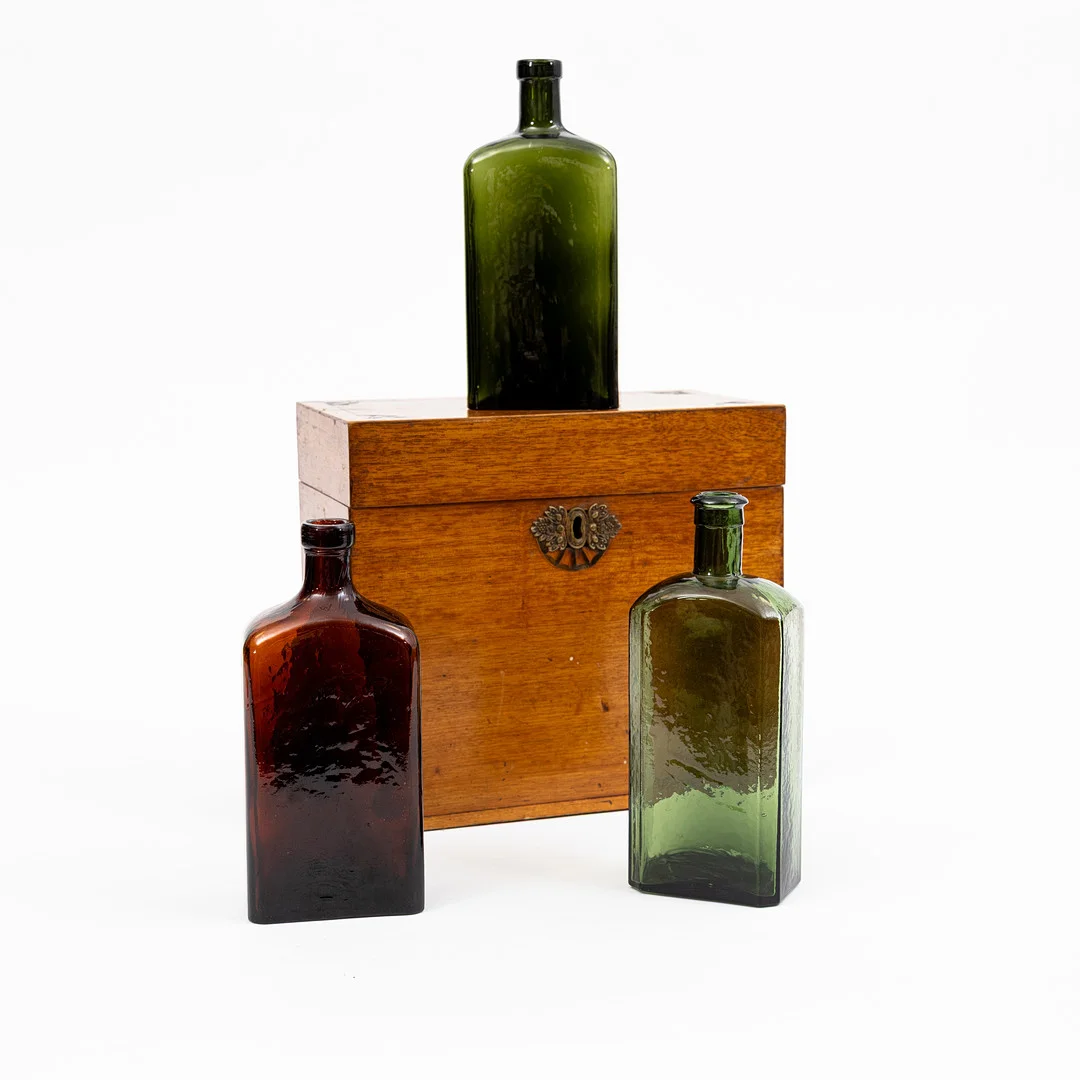 SCHATULL med FLASKOR 3 st, 1800-/1900-tal. — Other — Auktionshuset Kolonn