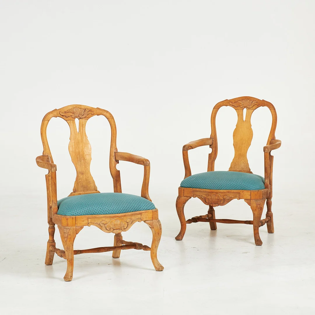 KARMSTOLAR, 1 par, Rokoko, skuren dekor, löstagbar stoppad sits, 1700-tal. — Armchairs & Chairs — Stockholms Auktionsverk Sickla
