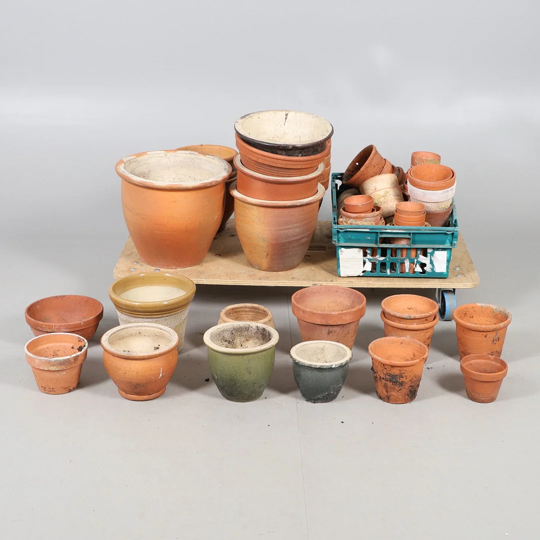 LARGE COLLECTION OF TERRACOTTA PLANT POTS. — Garden — Lawrences Auctioneers