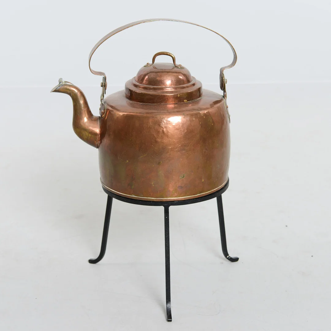 STOR KAFFEPANNA med ställning, 1800/1900-tal. — Pewter, Brass & Copper — Formstad Auktioner