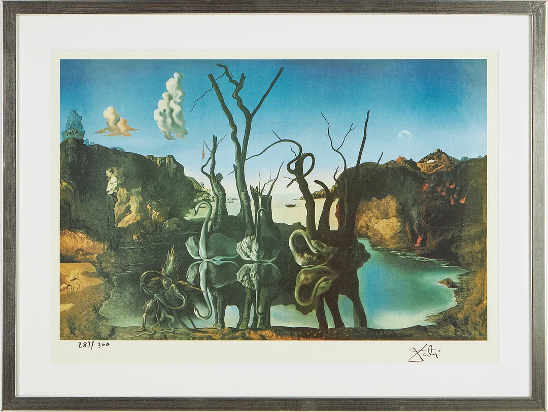 SALVADOR DALÍ. Efter. "Swans reflecting elephants", signerad och numrerad 281/300, offsettryck. — Engravings & Prints — Stockholms Auktionsverk Magasin 5