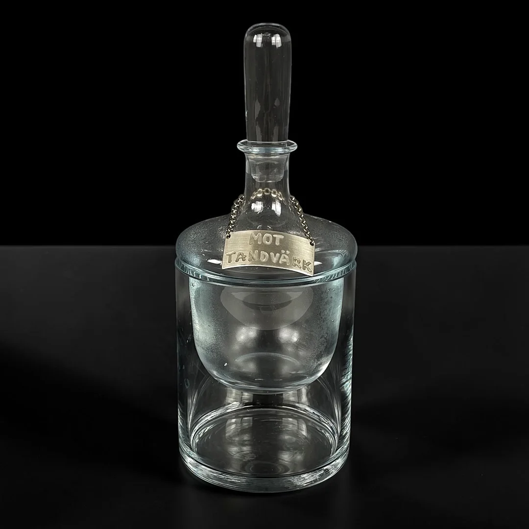 BRÄNNVINSKARAFF, med isinsats, glas, 1900/2000-tal. — Utility glass — Roslagens Auktionsverk