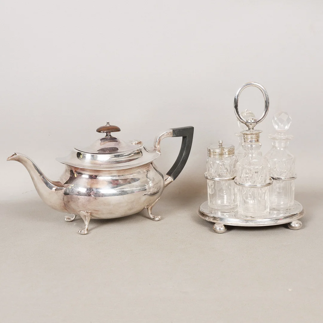 A SILVER PLATED TEAPOT, A SILVER PLATED CRUET SET (2). — Silver plated — Bishop & Miller