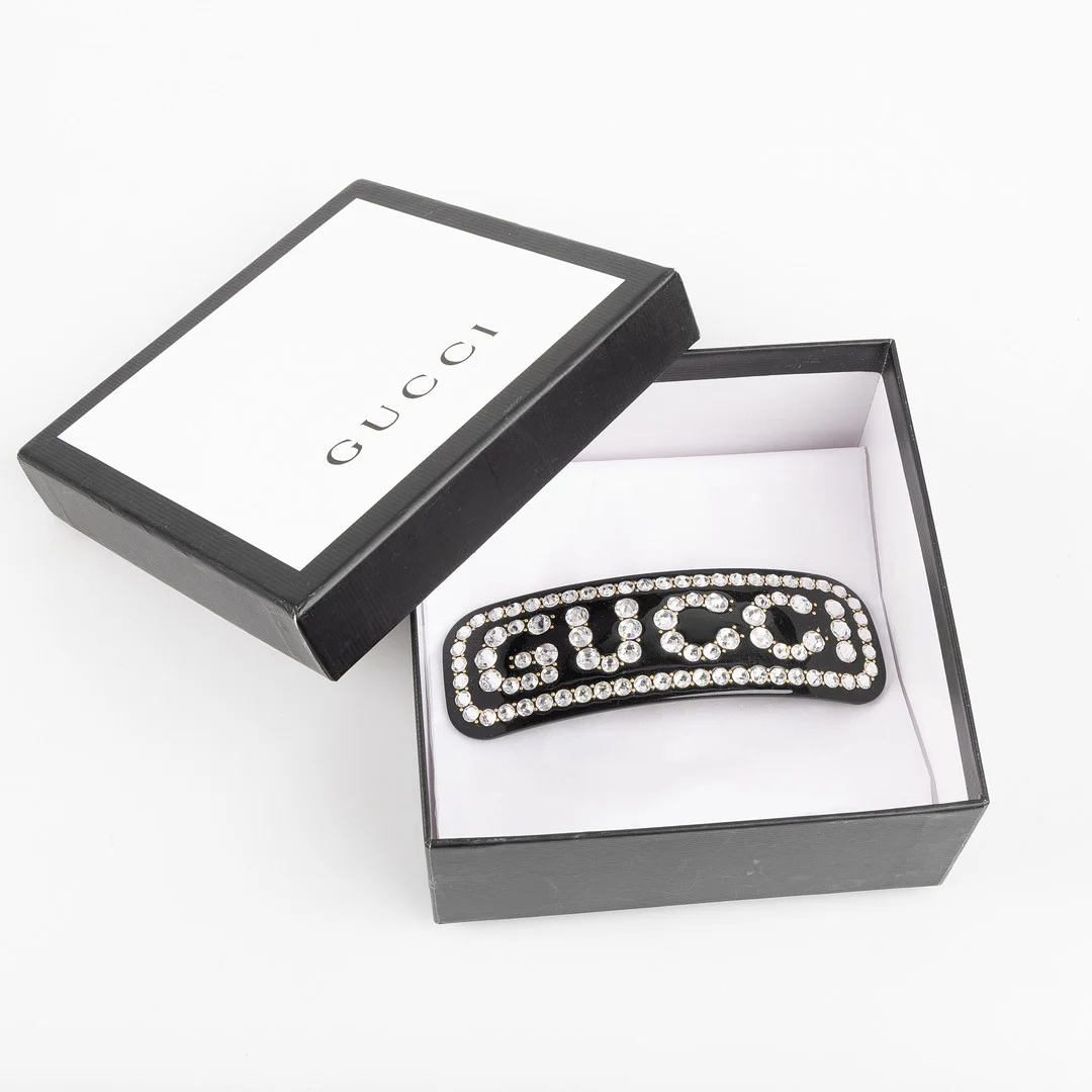 GUCCI, Stor Hårklämma med strass. — Vintage & Designer Fashion — Stockholms Auktionsverk Helsingborg