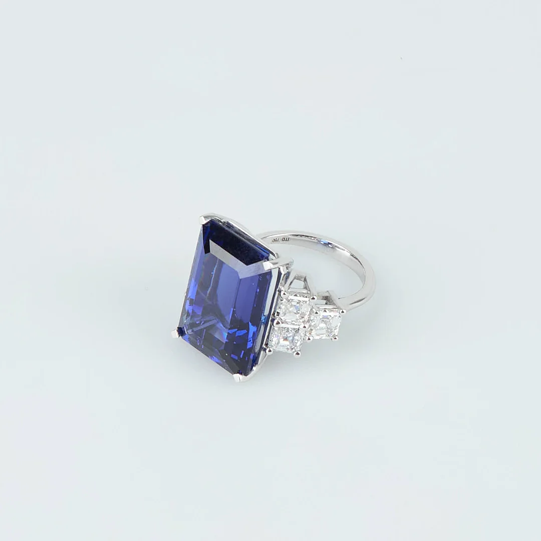RING, 18K vitguld, tanzanit 24.95 ct och diamanter 4.24 ct, Ø 16,75. — Rings — Stockholms Auktionsverk Helsinki