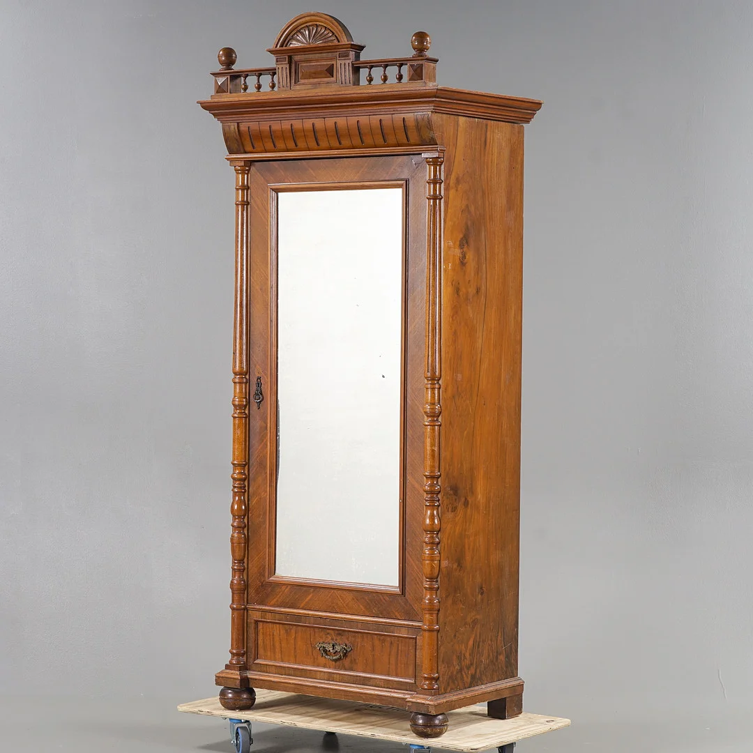 KLÄDSKÅP Nyrenässans, valnöt, spegeldörr, sent 1800-tal. — Cupboards, Cabinets & Shelves — Karlstad Hammarö Auktionsverk
