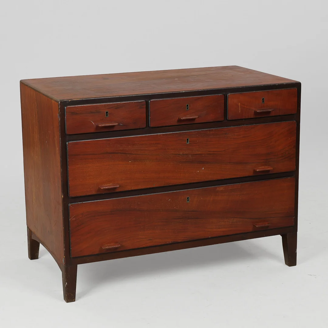 Kommode af fineret nøddetræ, front med fem skuffer, ca. 1950'erne. — Chests of drawers — Palsgaard Kunstauktioner