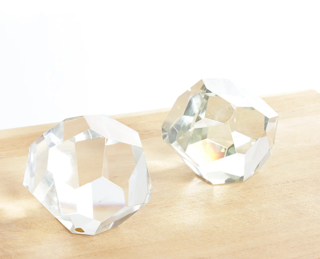 ERIK MCKINNOK. To skulpturer af klart, slebet glas, unika. Holmegaard Glasværk, Danmark (2). — Art glass — Woxholt Auktionshus