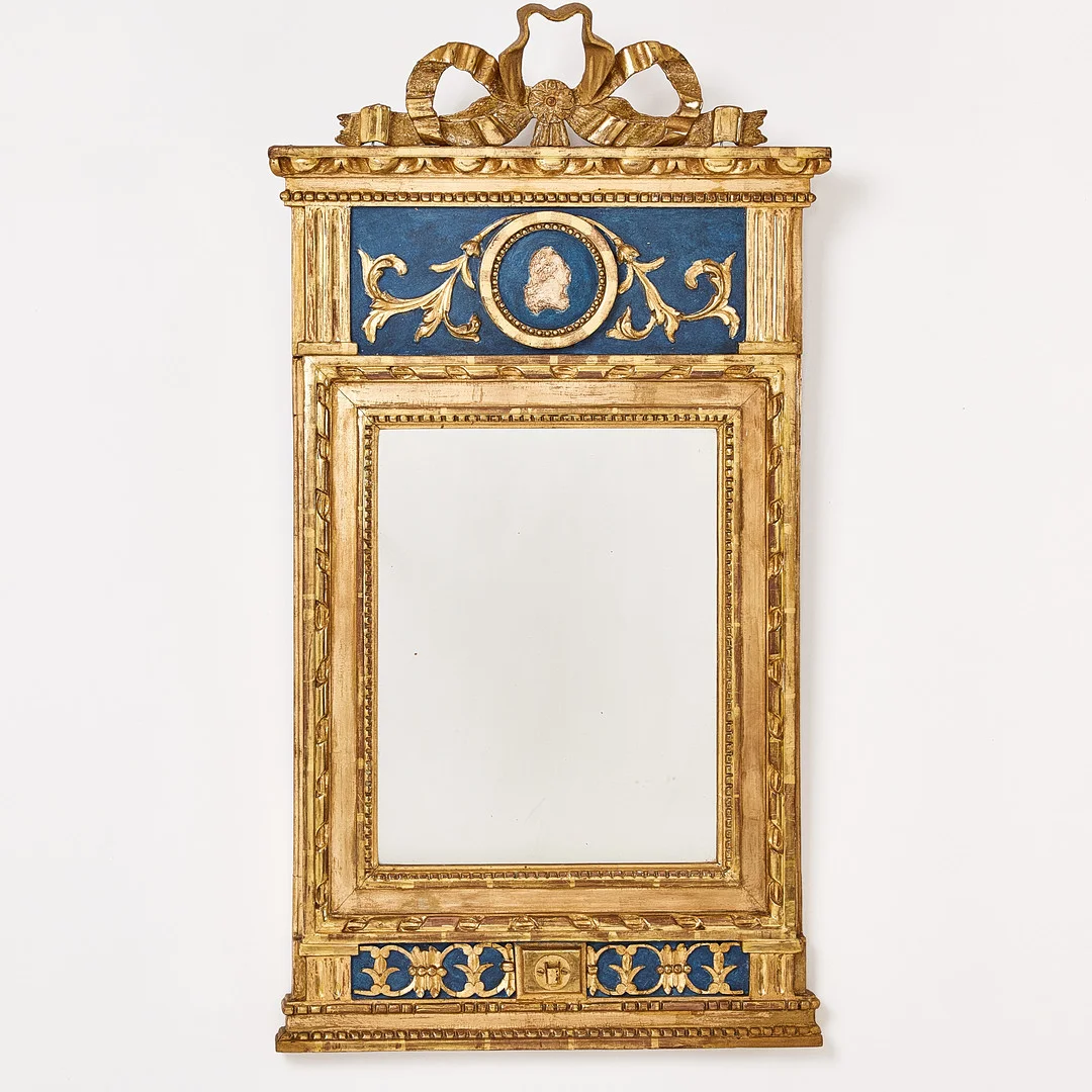 SPEGELLAMPETT, sengustavianskt stockholmsarbete, 1700-talets slut, Eric Wahlbergs art, träskuren dekor och pastellage, förgylld och bemålad. — Mirrors — Stockholms Auktionsverk Magasin 5