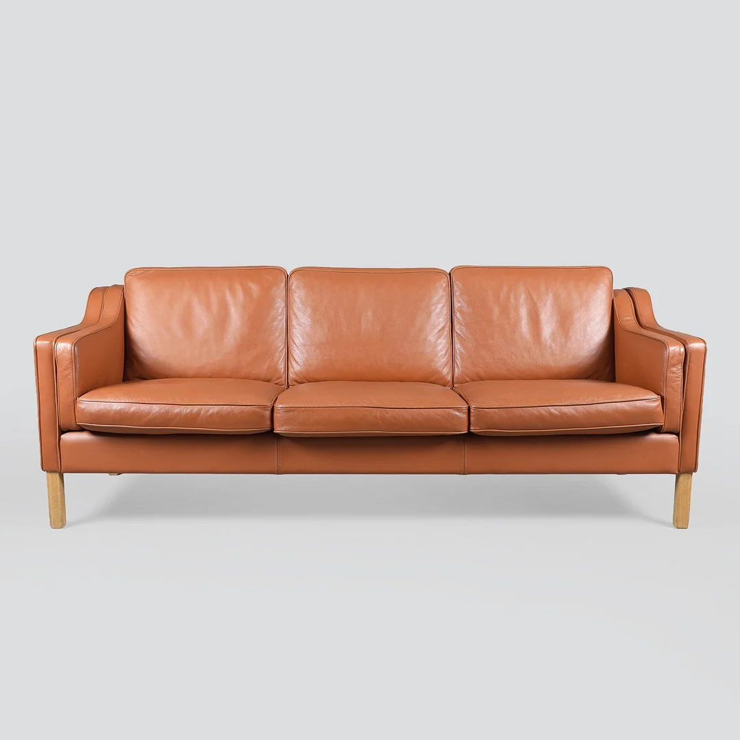 Dansk møbelproducent. Tre-personers sofa betrukket med brunt læder. — Sofas & Seatings — Bidstrup Auktioner