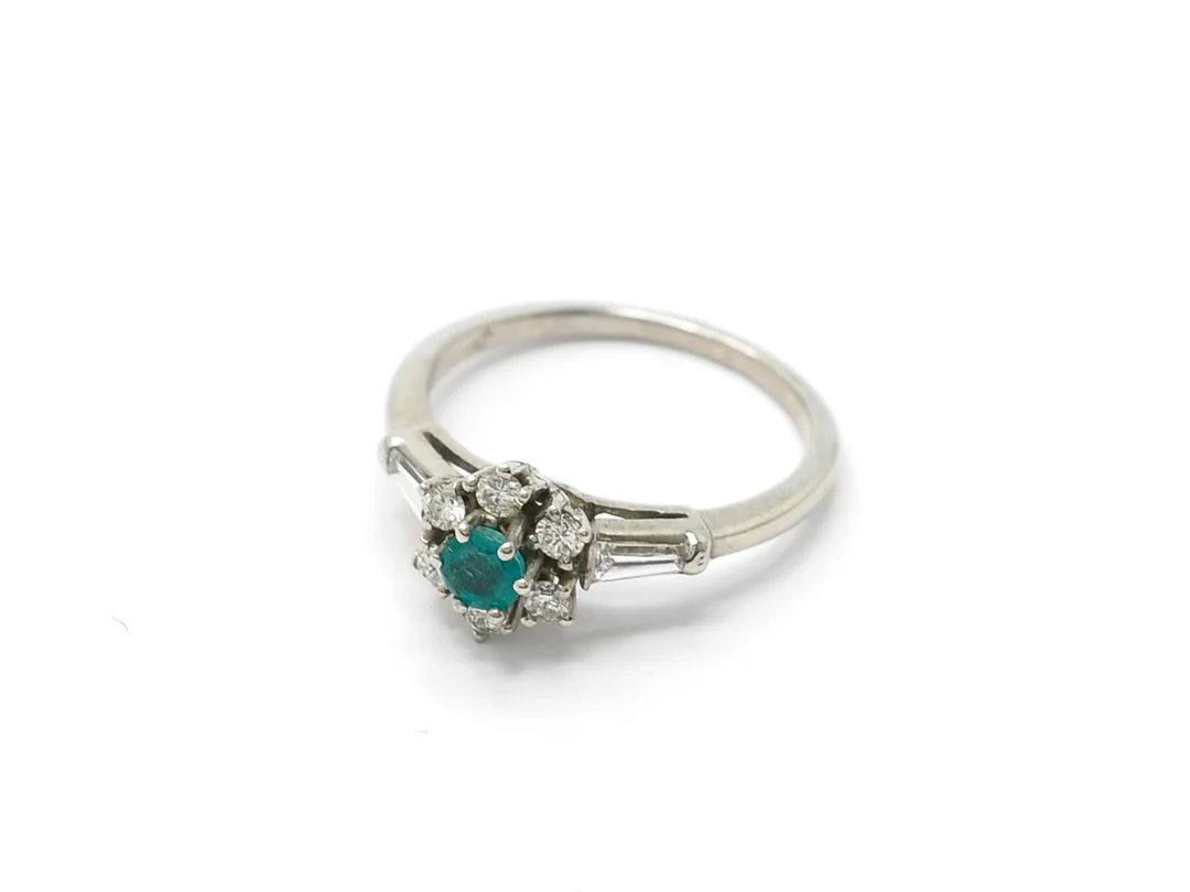 SMARAGDRING, 18K, vitguld 6 briljanter ca 0.36 ct TW/VS 2 trapetsslipade diam. stl.17.0 mm, vikt 4.0 g — Smycken/Smaragdring — Kaplans