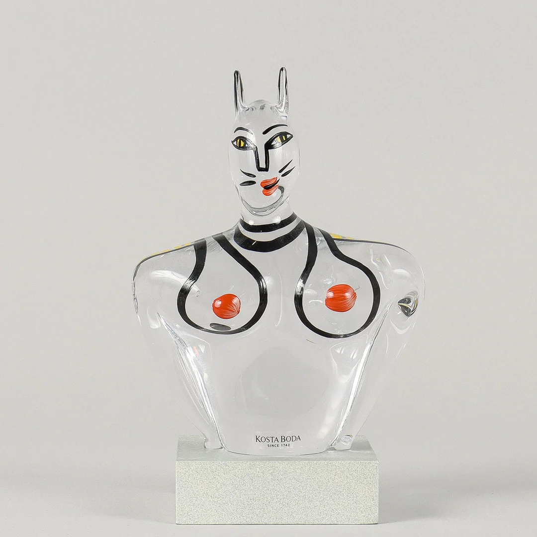 ULRICA HYDMAN-VALLIEN. "Husgud VI", konstglas, Kosta-Boda. — Art glass — Karlstad Hammarö Auktionsverk