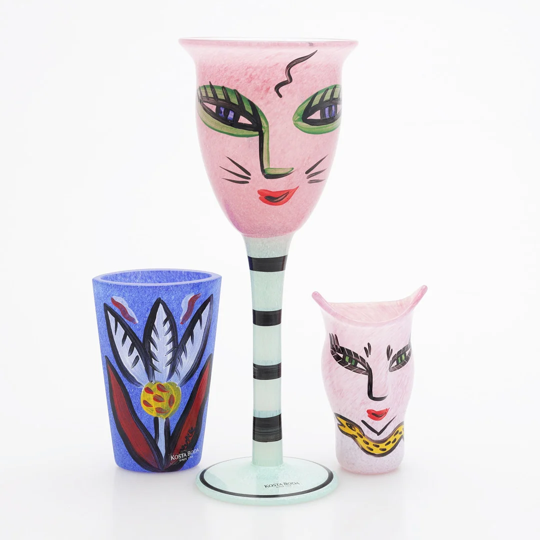 ULRICA HYDMAN-VALLIEN. Glasföremål, 3 st, signerade, Kosta Boda. — Art glass — Växjö Auktionskammare