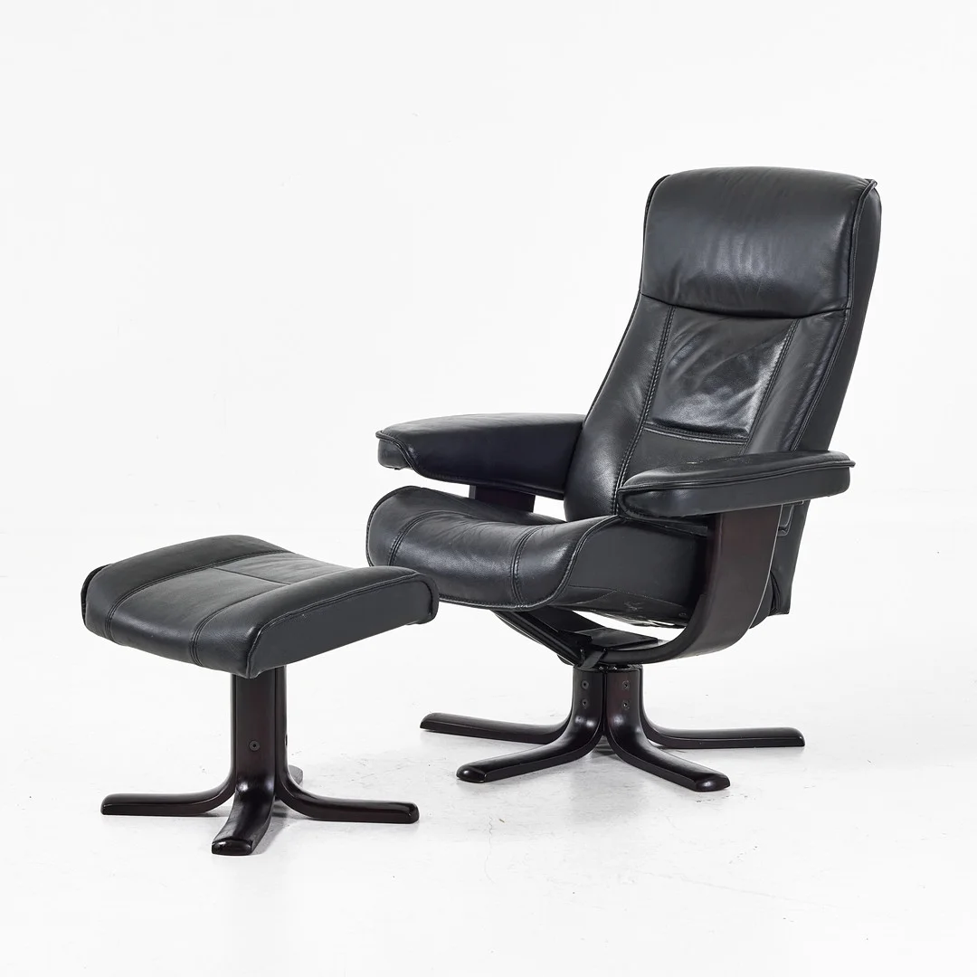 FÅTÖLJ med FOTPALL, "Nordic 21", IMG Comfort, Norge, fot i mörkbonat trä, klädsel i svart läder. — Armchairs & Chairs — Stockholms Auktionsverk Magasin 5