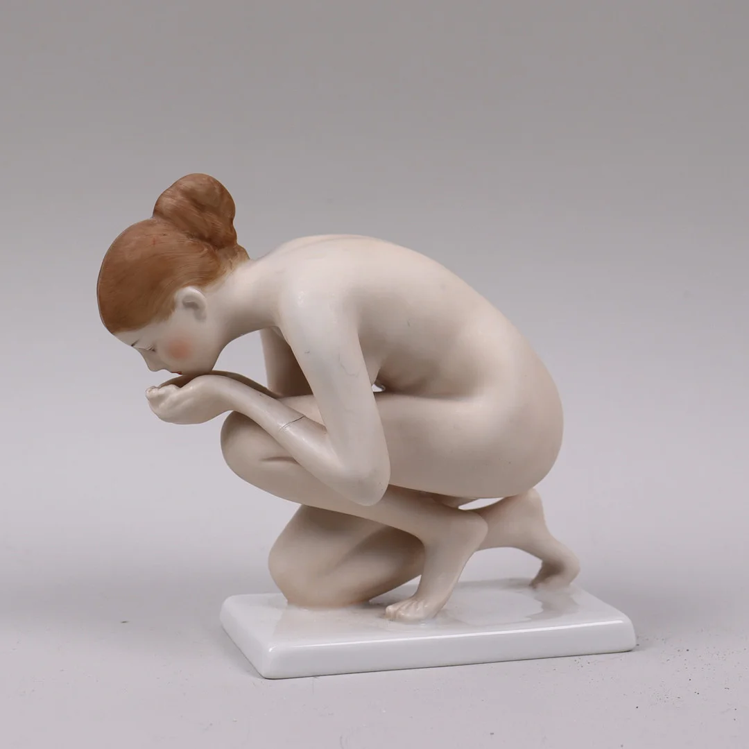 ERNST WENCK. för Rosenthal, figurin, drickande kvinna, Tyskland. — European — Markus Auktioner