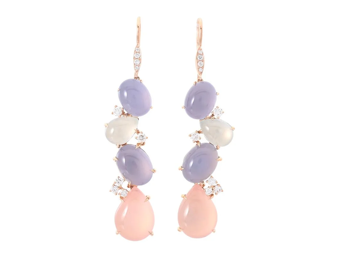 ÖRHÄNGEN, 18K roséguld, cabochonslipade rosenkvartser, blå kalcedoner, beryller, 18 briljantslipade diamanter ca 0,60 ctv, ca TW/VS-SI, höjd 60 mm, vikt 17,9 g, krokar. — Smycken/Örhängen — Kaplans