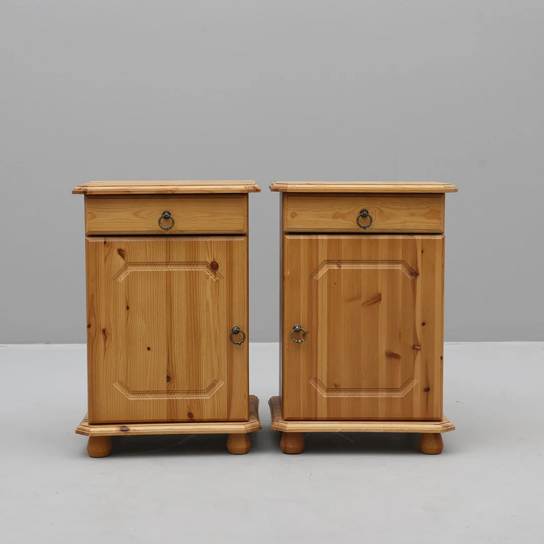 SÄNGBORD, 1 par, furu. — Tables — Södermanlands Auktionsverk