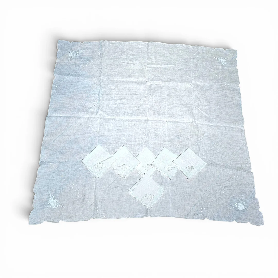 Mantelería de té en hilo bordado. — Textiles — Arce Auctions