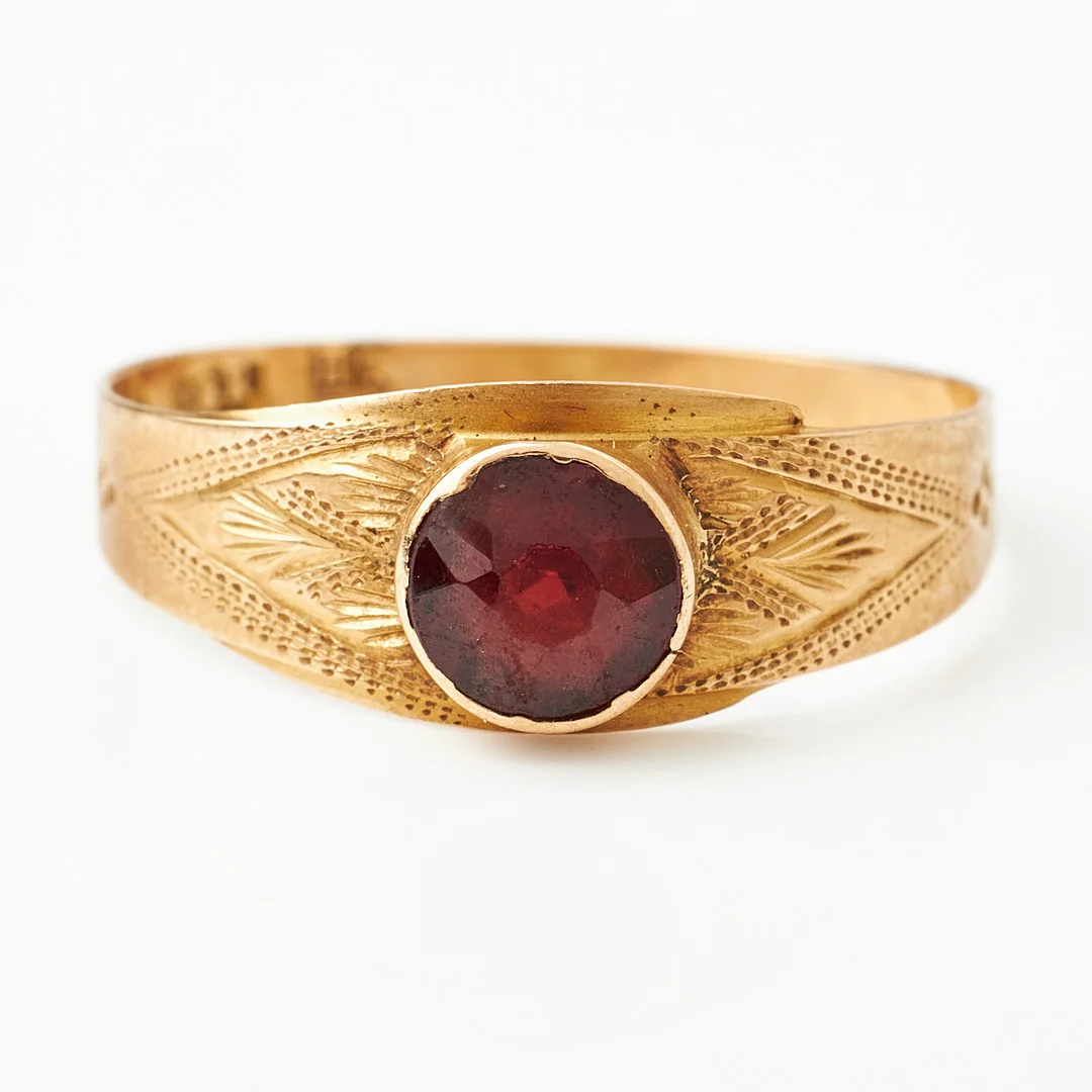 RING, 18 k guld, fasettslipad granat, graverade sidodekorer, Juvelerare AB J.Petterssons Eftr, Stockholm 1910. — Rings — Stockholms Auktionsverk Magasin 5