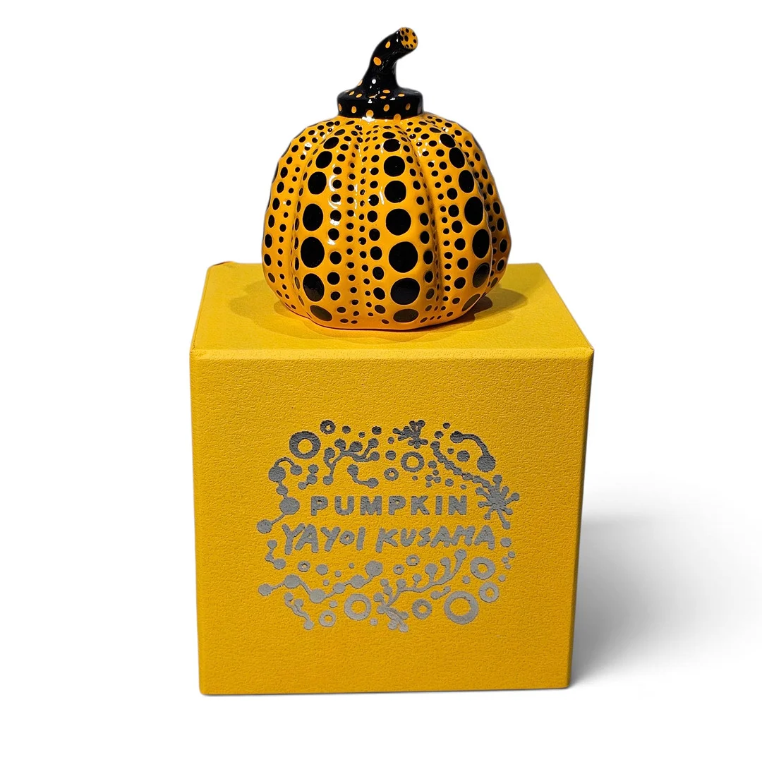 YAYOI KUSAMA. "Pumpkin" Escultura. Con caja original. — Sculptures & Bronzes — Arce Auctions