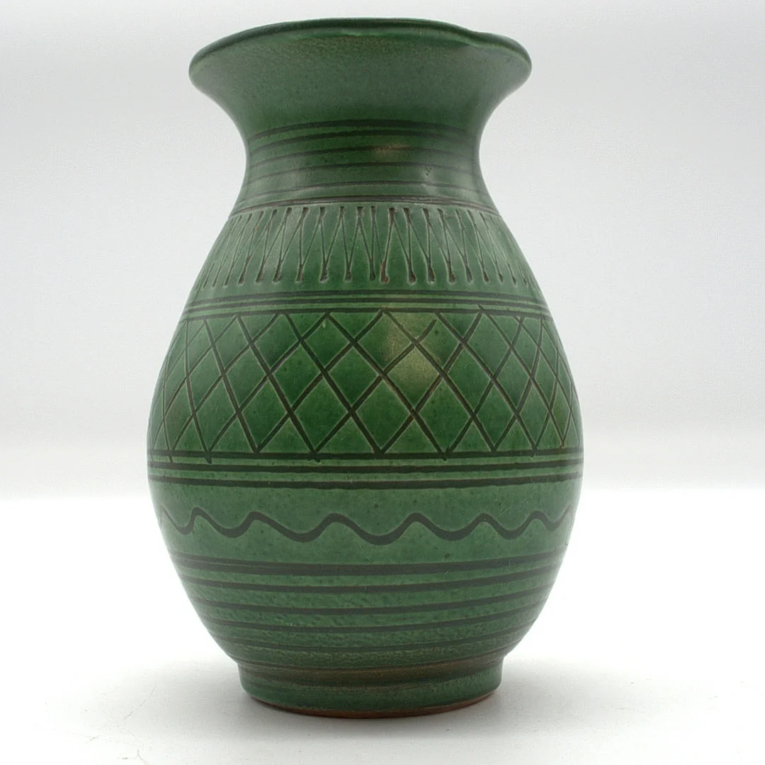 KÜNSTLERKERAMIKVASE AUS DEN 1960ER JAHREN, RITZDEKOR, WILHELM KAGEL. — European — Kunst- und Auktionshaus Kleinhenz