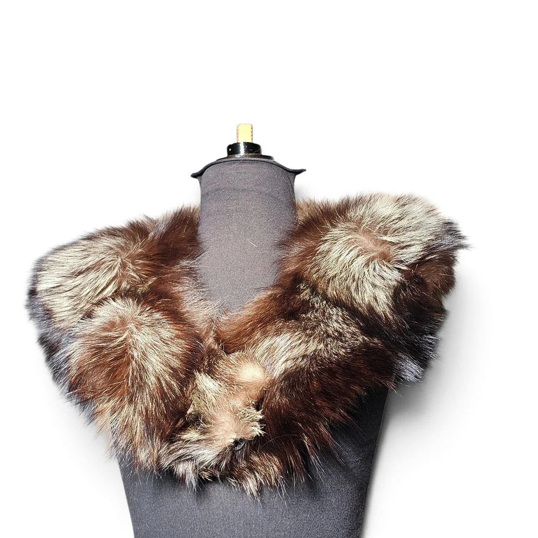 Cuello esmoquin en zorro argenté. — Vintage & Designer Fashion — Arce Auctions