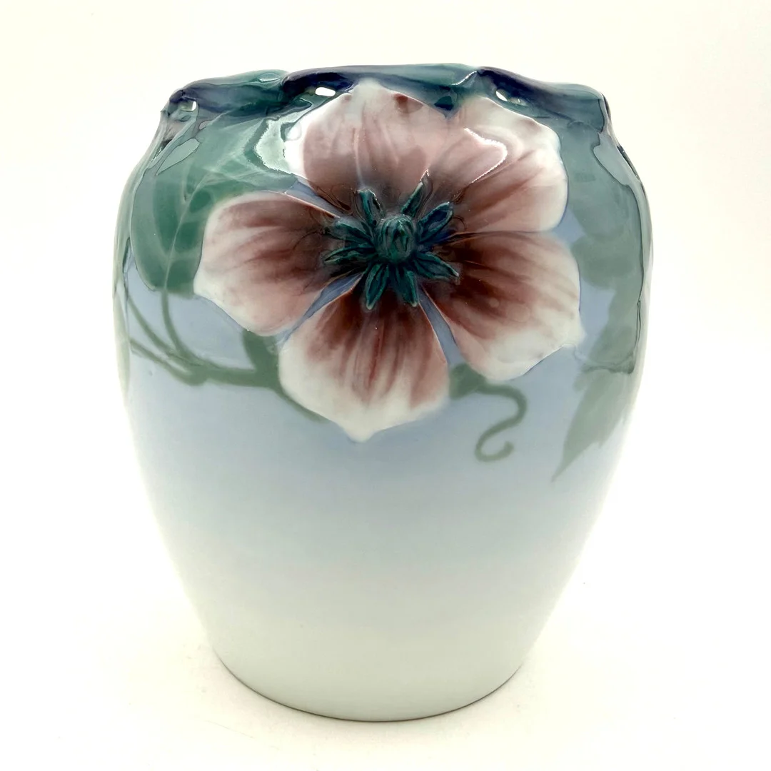 ASTRID EWERLÖF. Vas, Rörstrand, porslin, jugend, blåtonad, polykrom dekor i relief av blommor, genombruten överdel, märkt E Rörstrand , inpressad märkning A 2473 RR. — European — Skandia Auktion
