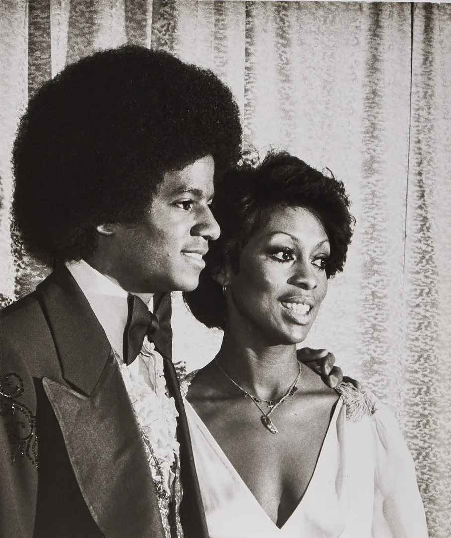 RON GALELLA. January 31, 1977: Micheal Jackson and Lola Falana. — Photography — Stockholms Auktionsverk Magasin 5