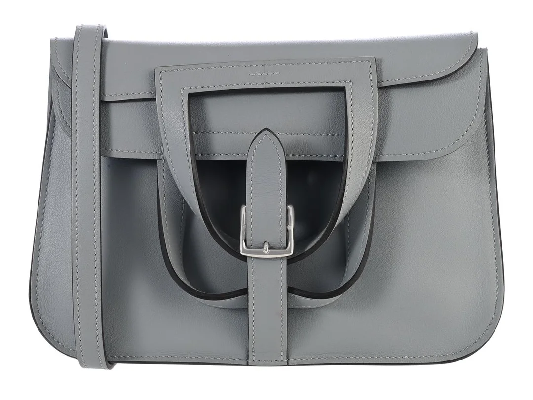 HERMÈS, VÄSKA, Halzan Mini, grått gris pantin Swift läder, silverfärgade beslag, 21,5x14x6,5 cm, märkt K, år 2025, care booklet, originalkvitto från 2025, dustbag, originalkartong. Excellent Condition. — Accessoarer/Väskor — Kaplans
