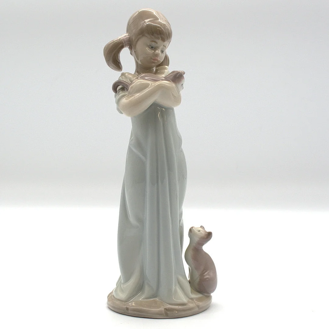 LLADRO. PORZELLAN FIGUR "VERGISS MICH NICHT" MÄDCHEN MIT 2 PLASTISCHEN KATZEN, SPANIEN 20. JAHRHUNDERT. — European — Kunst- und Auktionshaus Kleinhenz