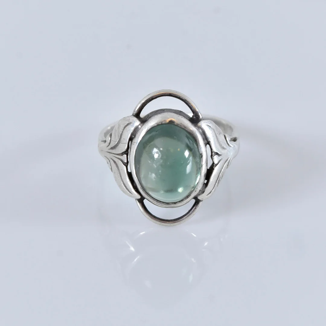 RING, med grön månsten, silver. — Rings — Halmstads Auktionskammare