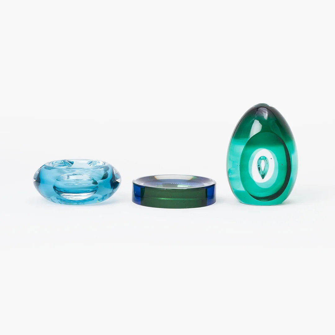 MONA MORALES-SCHILDT. Skulpturer, 3 st, glas, signerade, Kosta. — Art glass — Göteborgs Auktionsverk