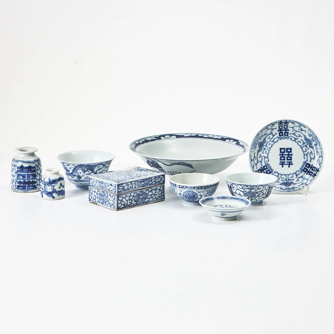 SKÅLAR, ASK, KRUS, ASSIETTER, 9 dlr., porslin, Kina, 18- och 1900-tal, varierande dekor i underglasyrblått. — Ceramics & Porcelain — Stockholms Auktionsverk Magasin 5