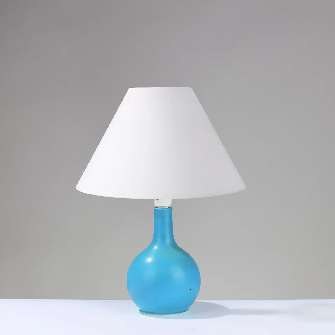 FINN SOMMER MADSEN ( 1931-). Keramisk bordlampe med blå glasur. Danmark. — Table Lamps — Palsgaard Kunstauktioner