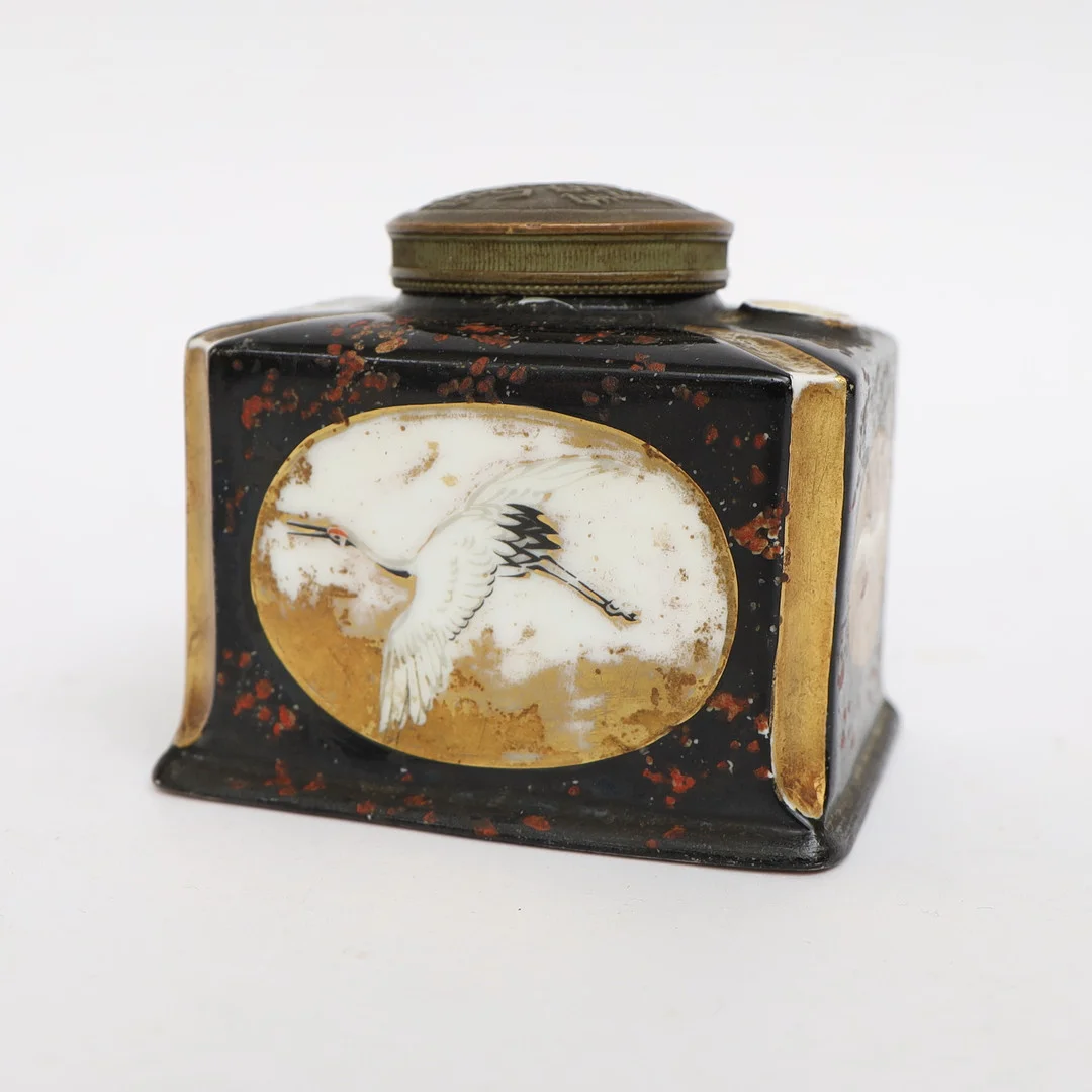 BLÄCKSTÄLL, 1800-1900-tal, med handmålad dekor och förgyllning av bland annat storkar, lock i patinerad koppar med reliefdekor. — Ceramics & Porcelain — Falun Auktionsbyrå