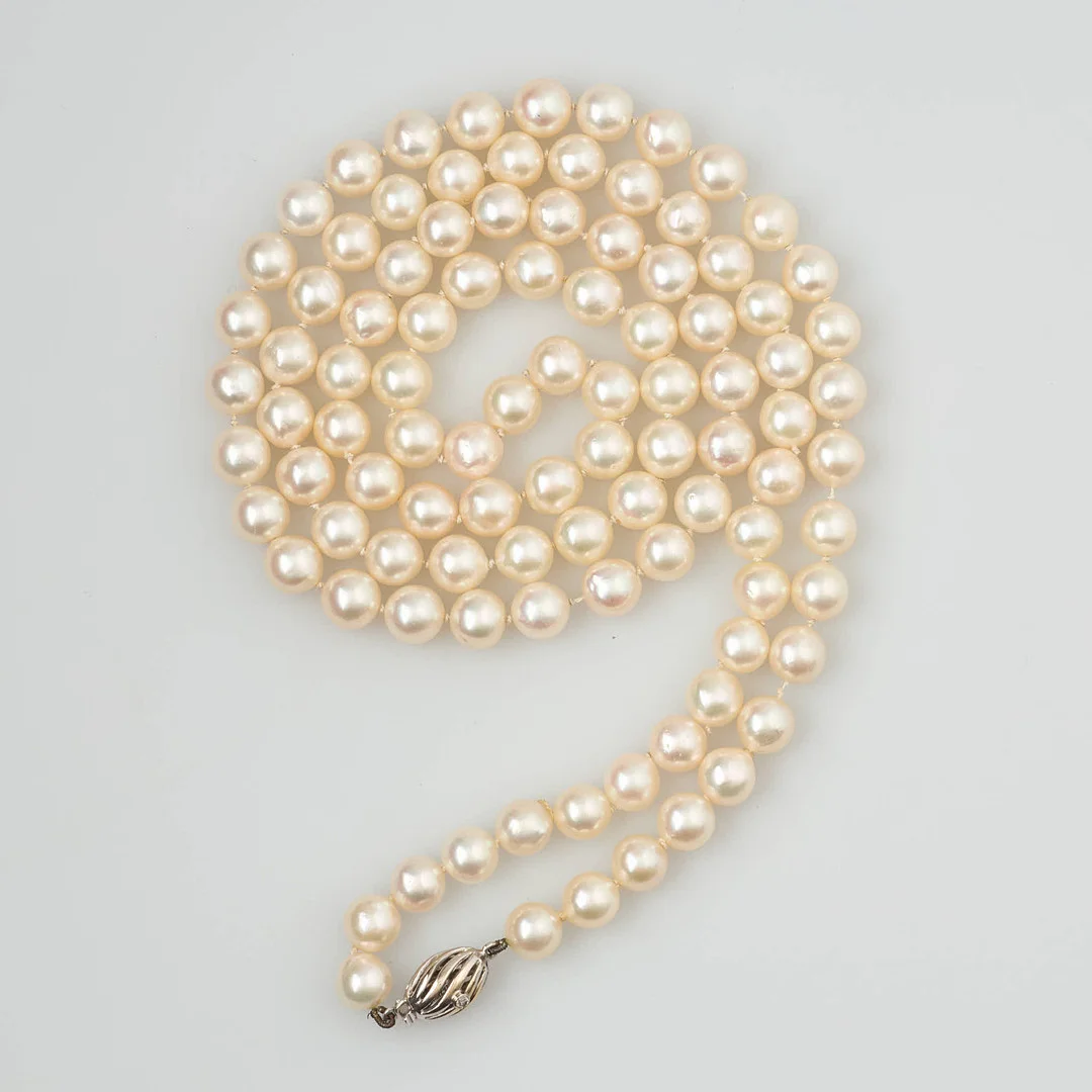 PÄRLCOLLIER, 18K låsa med diamanter, Finn Safir 1970-1980-talet. — Necklace — Stockholms Auktionsverk Helsinki
