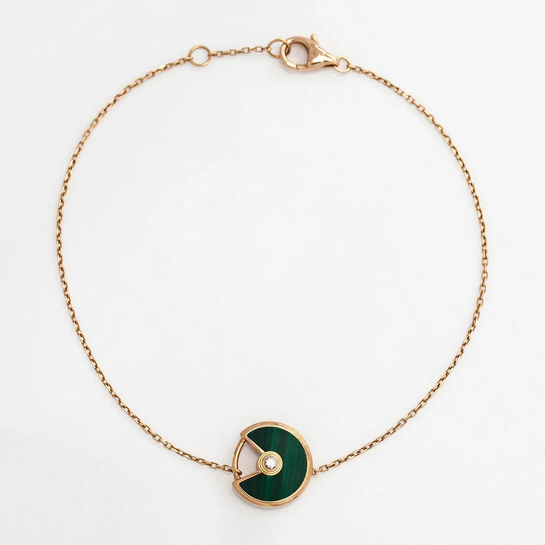 Cartier, armband, "Amulette de Cartier", 18K guld, malakit och en briljantslipad diamant. — Smycken/Armband — Bukowskis