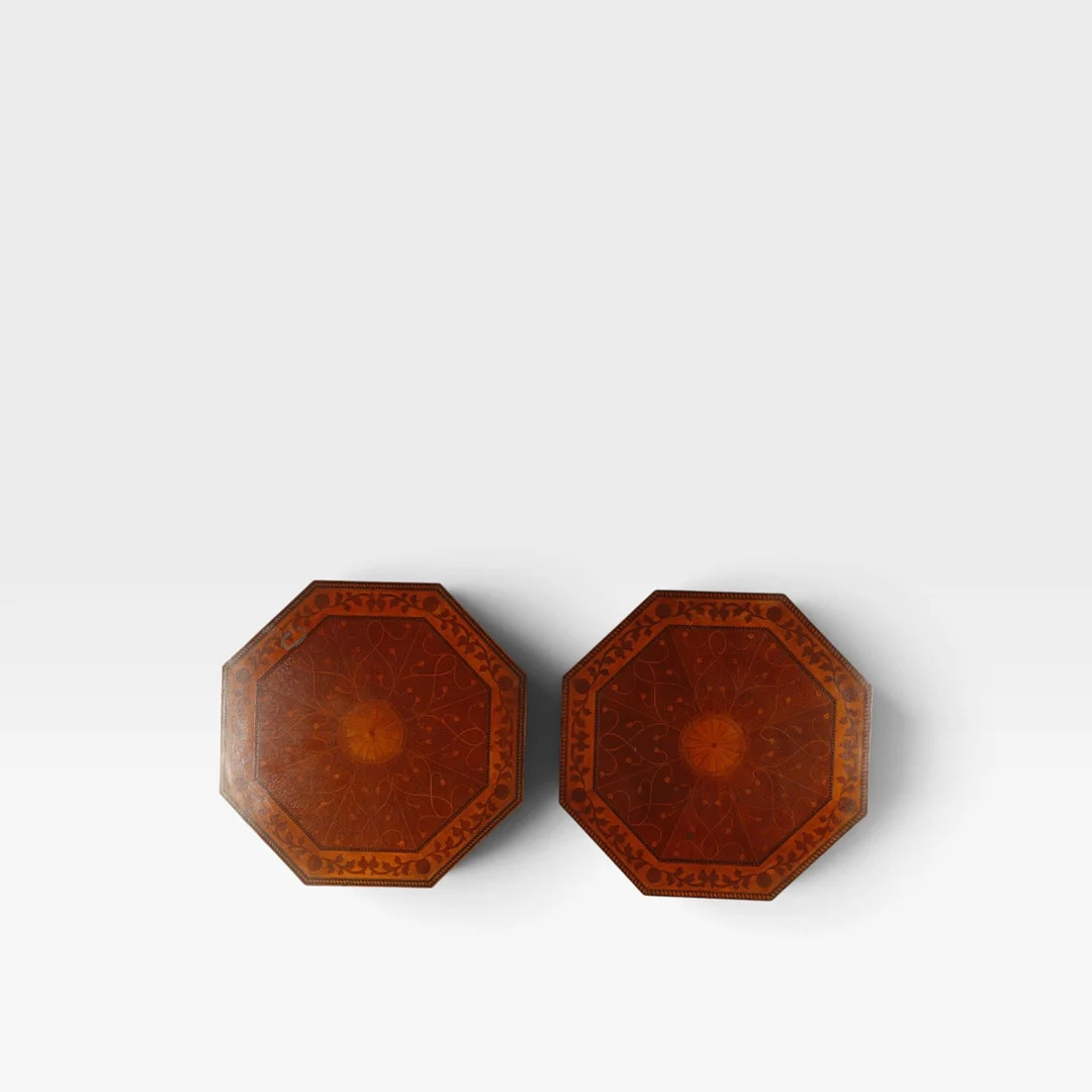 Pareja de mesas auxiliares en madera entintada y marquetería, del siglo XX. — Tables — Barcelona Auctions