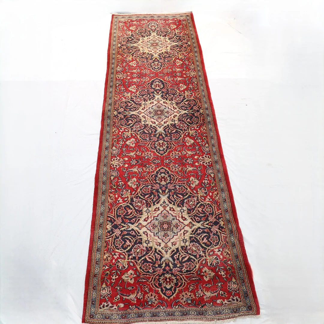 HANDKNUTEN MATTA, Orientalisk. — Oriental Carpets & Textiles — Falun Auktionsbyrå