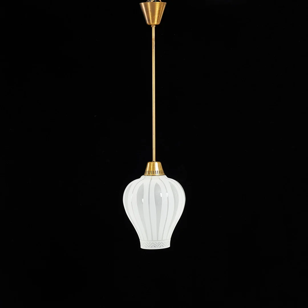 TAKLAMPA. Pendel, etsad kupa i glas, 1940 tal. — Ceiling lights — Stockholms Auktionsverk Sickla