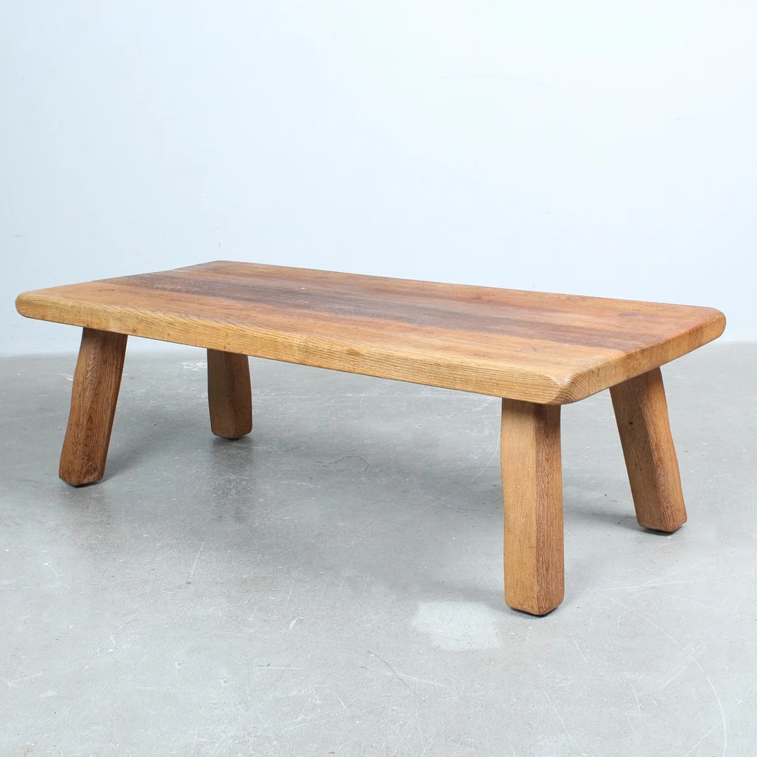 DE PUYDT. Brutalistischer Couchtisch aus massiver Eichenholz, 1960er, Belgien. — Coffee Tables — Stockholms Auktionsverk Düsseldorf/Neuss