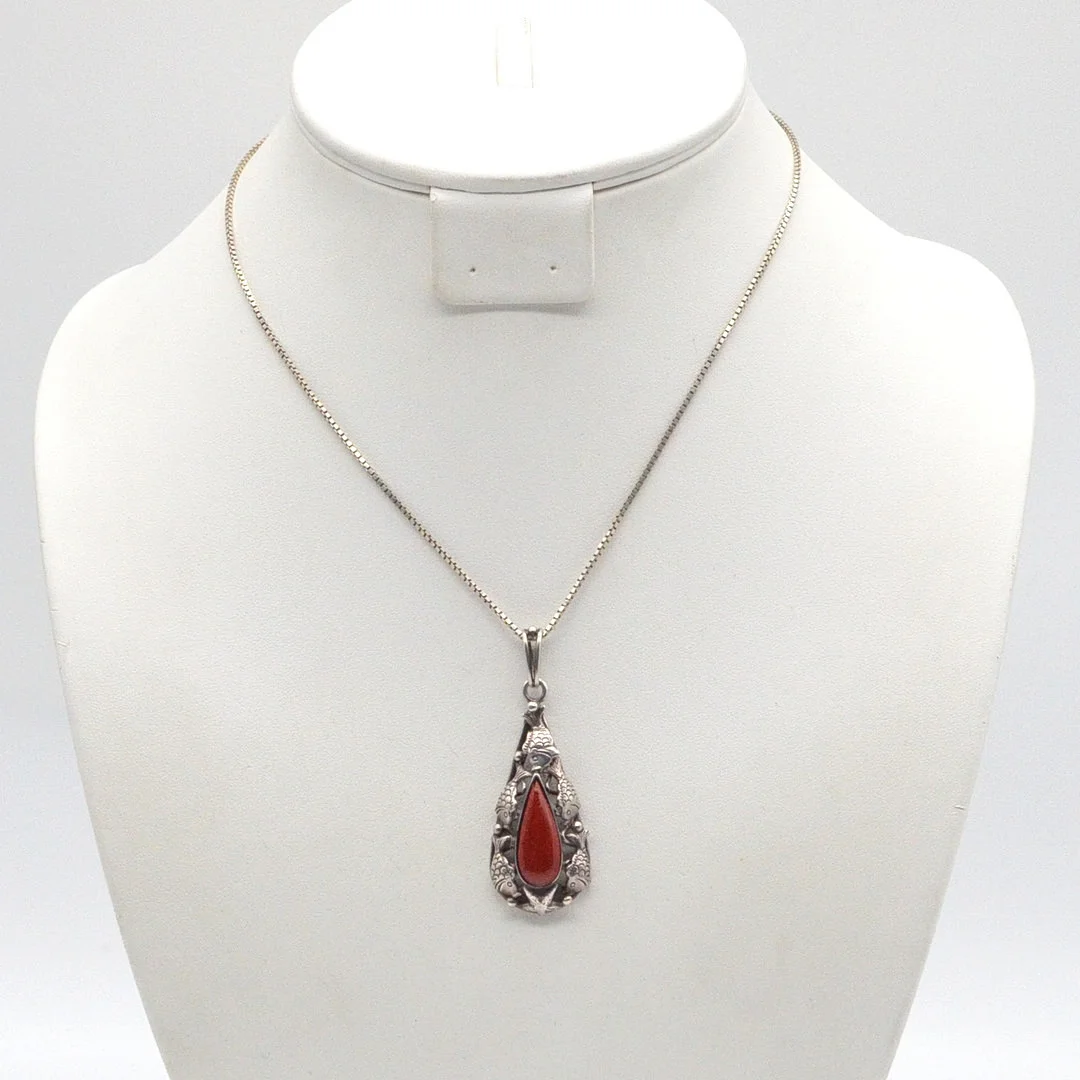 JUGENDSTIL-COLLIER, TROPFENFÖRMIGER ANHÄNGER MIT KORALLENCABOCHON, FISCHE UND SEESTERN, DURCHBROCHENE FASSUNG AUS 835 SILBER, UM 1900. — Necklace — Kunst- und Auktionshaus Kleinhenz