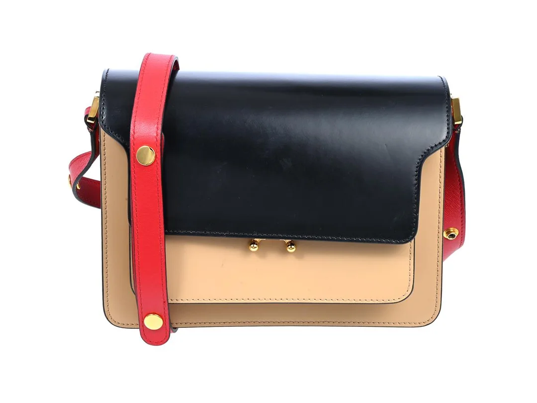 VÄSKA, MARNI, svart, beige, rött läder, guldfärgade beslag, 22x19x10 cm, dustbag. — Accessoarer/Väskor — Kaplans