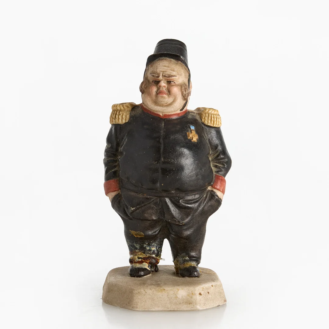 FIGURIN, konstapel, biskviporslin, Gardner, Ryssland, 1800-tal. — European — Crafoord Auktioner Stockholm
