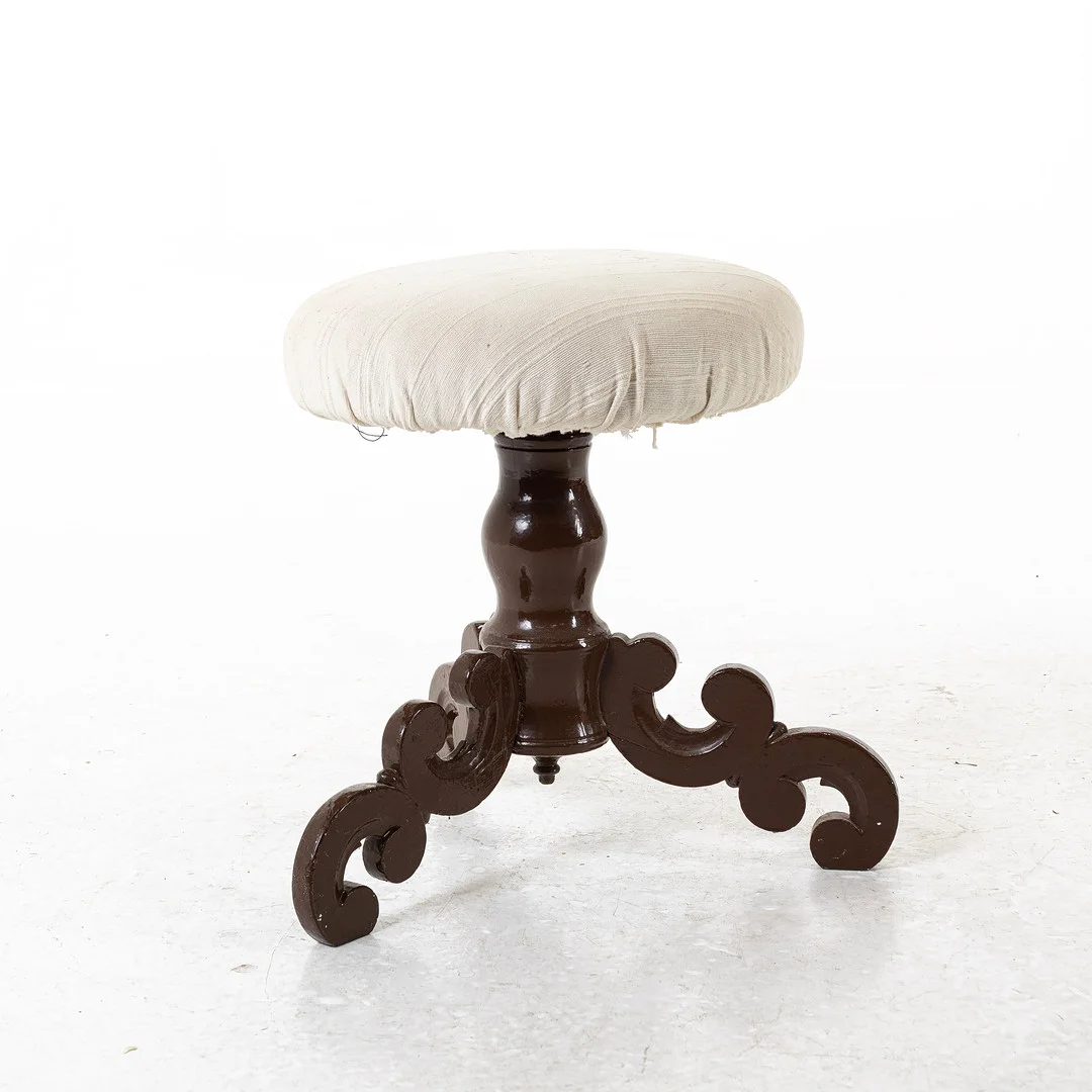 ORGELPALL, bemålad, omkring sekelskiftet 1900. — Armchairs & Chairs — Handelslagret Auktionsservice
