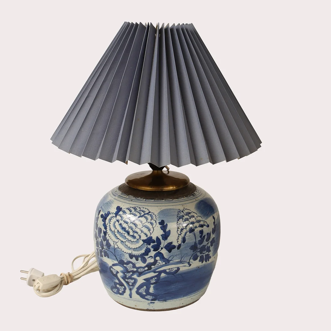 INGEFÄRSKRUKA MED LAMPMONTERING, porslin, underglasyrblått måleri. Mässingsmontering. Omkring 1800-talets mitt. — Oriental — Limhamns Auktionsbyrå