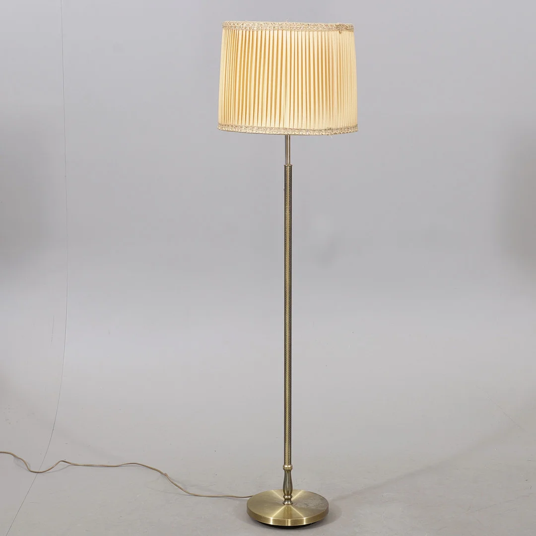 GOLVLAMPA, mässing, 1950-tal. — Floor lights — Växjö Auktionskammare